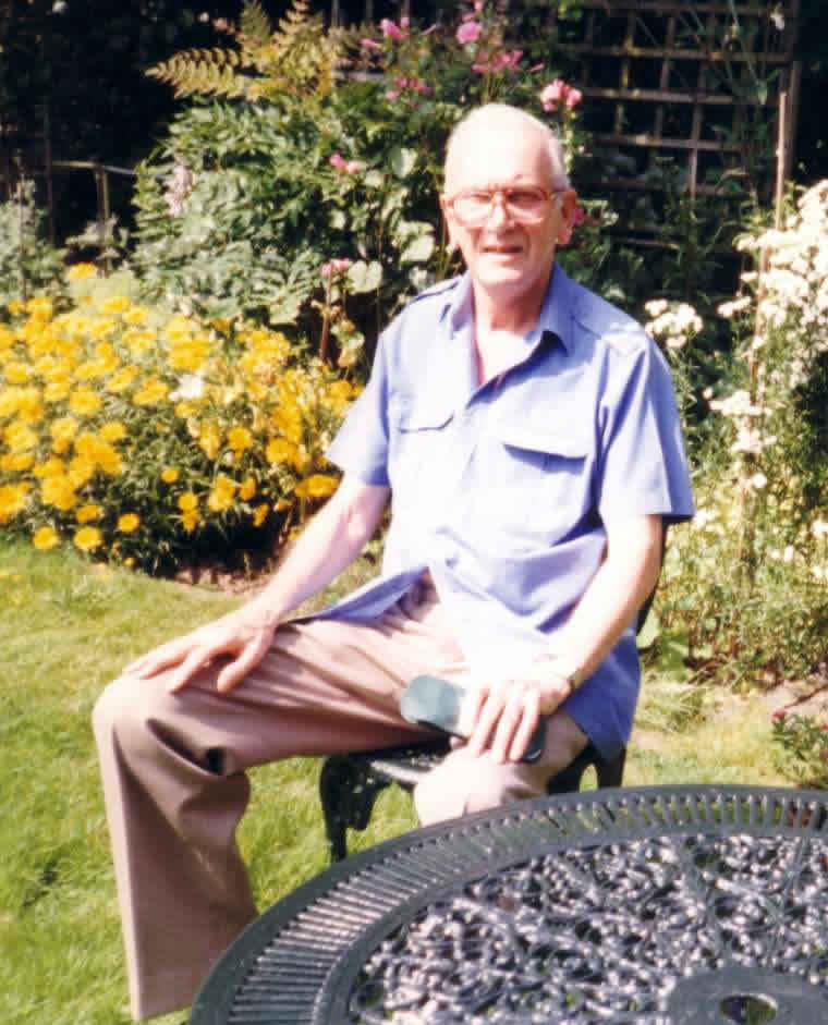 Picture of Alf Allen in the communal  gardens at Greenlea Crescent, taken 25th July 1999 when he was almost 78